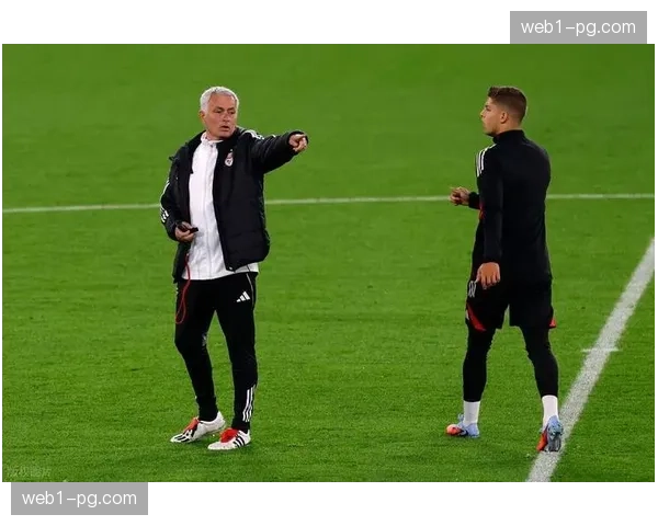 穆里尼奥比赛末段变招 本菲卡补时阶段战术冒险分析